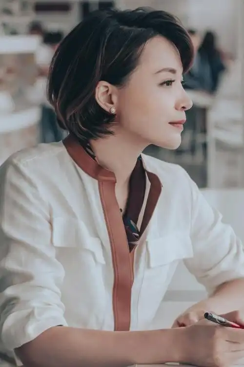 两个人坐在一起他还问董卿生活和工作中会对自己苛刻吗,董卿斩钉截铁