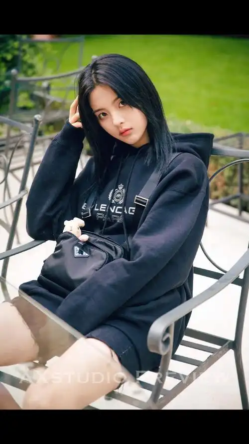 杨超越黑色系街拍写真图片