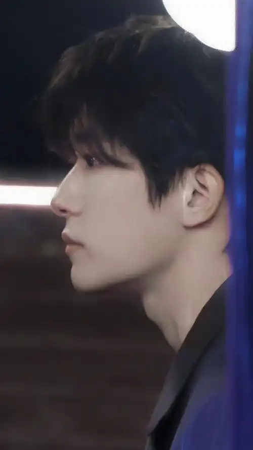 易烊千玺手拿dv走红毯##gq的小船 尴尬