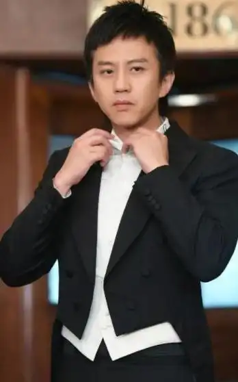 于是,他汲取周星驰之智慧,参演其《美人鱼》,意图重振雄风.