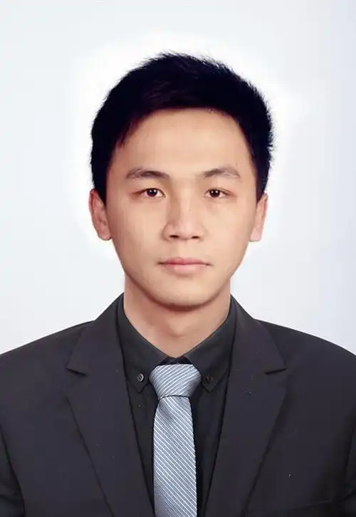 谁能帮我p个西装证件照,白底的,最好显得年轻点.谢谢