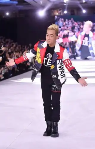 52岁陈小春剪飞机头依旧帅气,穿一身酷炫造型走秀气场十足