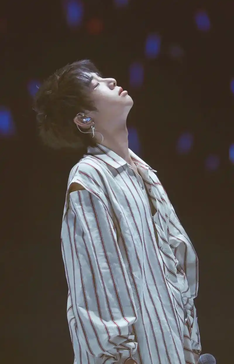 华晨宇壁纸:花花在我心里的地位无人能撼动,谁也替代不了_爱你宝贝