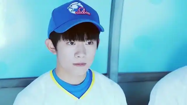 易烊千玺,你的尹柯学长已上线,可爱又帅气的棒球少年