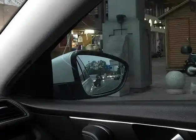 晚上开车后视镜很黑怎么办