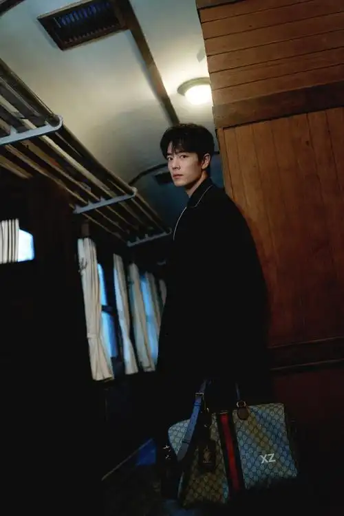 一身黑色大衣搭配古驰创作总监sabato de sarno设计的定制款,带有肖战