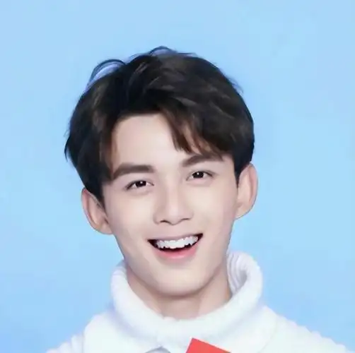 恋爱了?吴磊和神秘女合照流出,头发微湿超帅气,女方捂脸似害羞