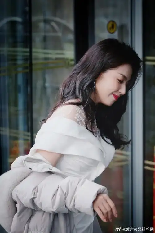 刘涛红丝绒泪痣妆##微博之夜