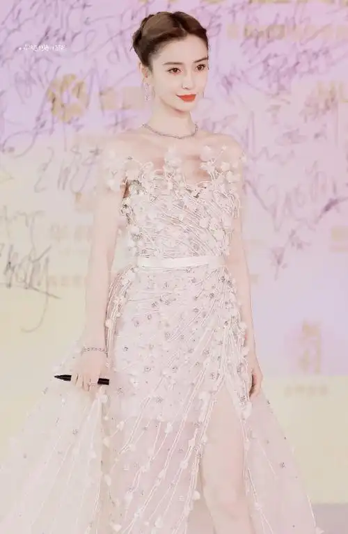 杨颖金鸡奖造型##angelababy金鸡红毯3d繁花抹胸裙造型