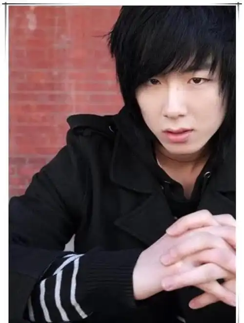 看了刘宇宁以前的照片,网友忍不住笑了,真是换发型如换脸