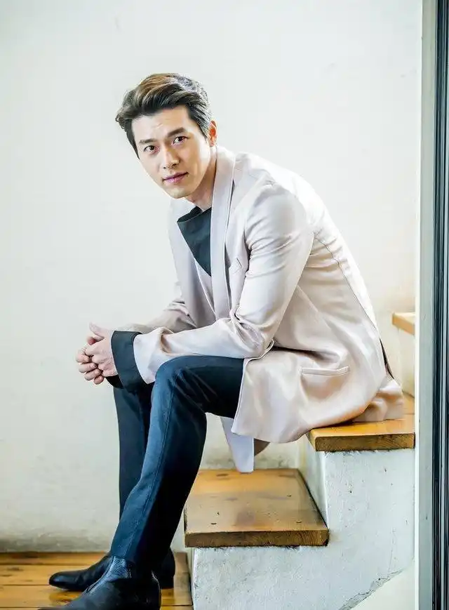 玄彬最新写真休闲装配西服帅气吸睛,对镜头展笑颜露酒窝迷倒一片粉丝.