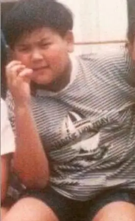 拥有迷人桃花电眼,结实的6块腹肌的彭于晏儿时竟然是不折不扣的胖小