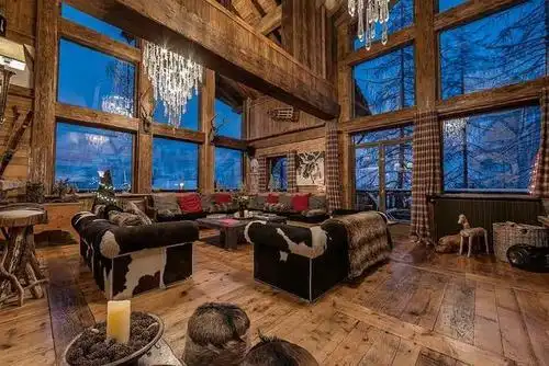 阿尔卑斯山下的雪地小木屋,拥有经典的木质设计和气派的内部装饰