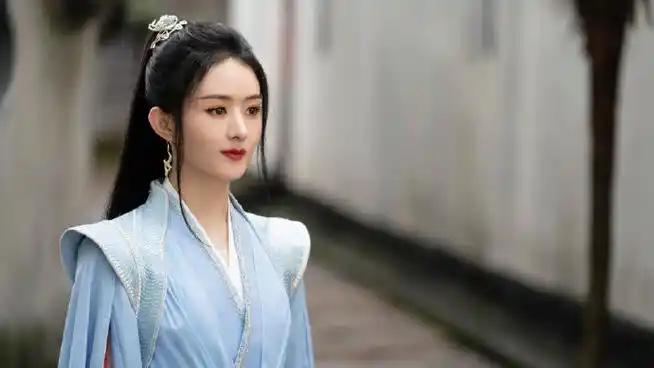 赵丽颖晒撑伞照#赵丽颖 在新剧《与凤行》中的撑伞剧照,展现了独特的