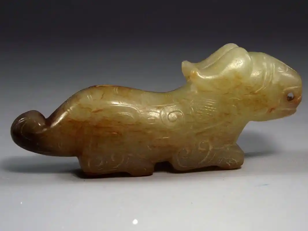 西周时期圆雕玉琥.#图文伙伴计划 玉琥是古人雕琢成虎形的玉器 - 抖音