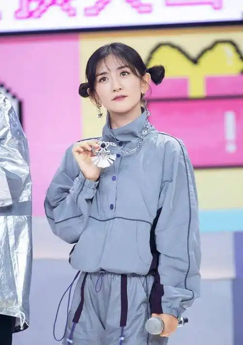 39岁谢娜学00后穿过膝袜谁料搭马丁靴却意外凹出少女腿