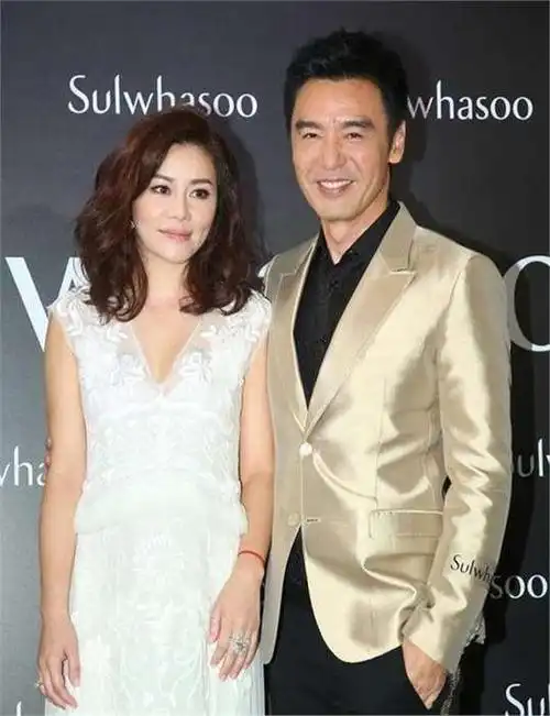 幸运的是,后来钟镇涛遇到了现在的妻子范姜.