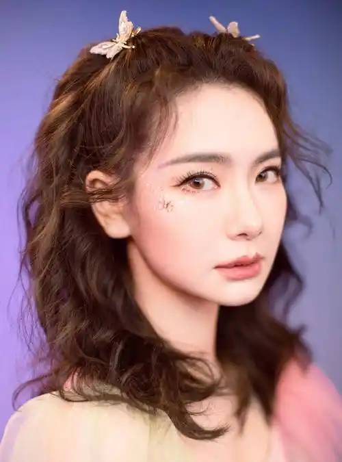 戚薇桃花妆扮嫩成功36岁穿奶油裙很苗条满脸蝴蝶太清新