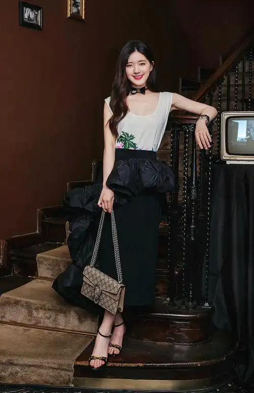 赵露思穿"白beixin黑长裙",当她转身的那一刻,确定身高160?_腾讯新闻