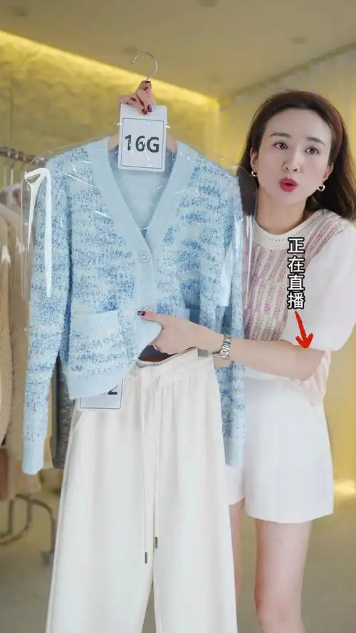 鹿晗 迪丽热巴145.95万2001年,大张伟的生日宴一共花了8万元,相当于半