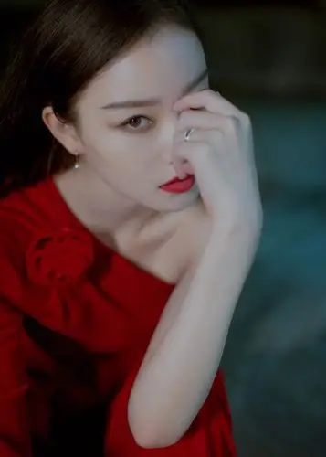 倪妮红色丝绒裤装造型红唇妆容, 凌厉眼神冷艳迷人