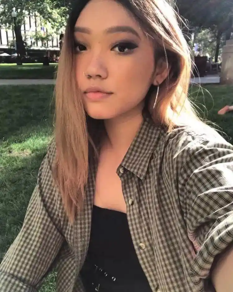 这一切的歧视只因为她是黑眼睛,黄皮肤的亚洲人.