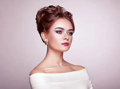 优雅和闪亮的发型的黑发女人卷曲发型的美女模特女人护理和美容美发