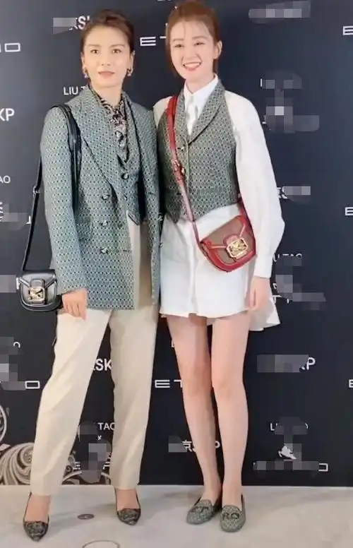 168的刘涛与173的乔欣同框身高一样?顺着往腿下看:瞬间知道了