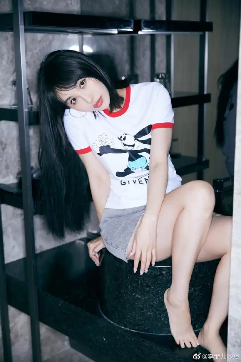 演员李菲儿,代表作《日照重庆》《激战》《远得要命的爱情》《奇葩一