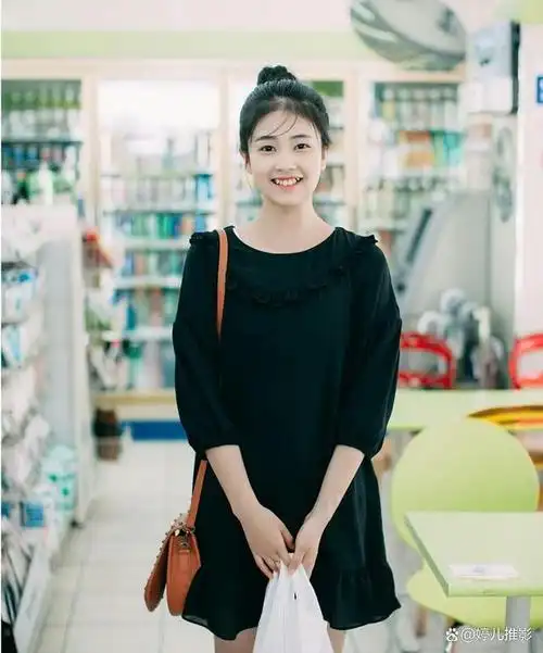 21岁20岁的白鹿在落选了韩国sm娱乐公司的练习生海选后,一边继续上学