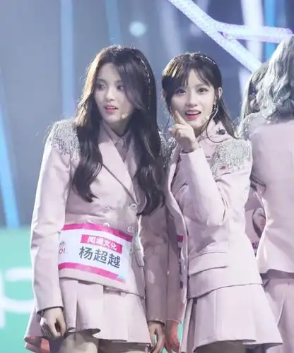 杨超越,陈意涵掰了?两人采访暴露一切_腾讯新闻