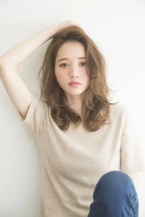 春天的专属发型就是它!中长发x 3种卷发造型,这个春天季节帮你终结孤