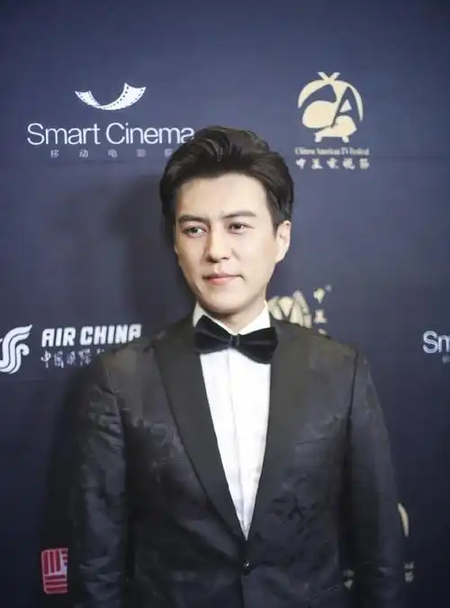 靳东回老家探亲与邻居合影无明星架子接地气人品演技都在线