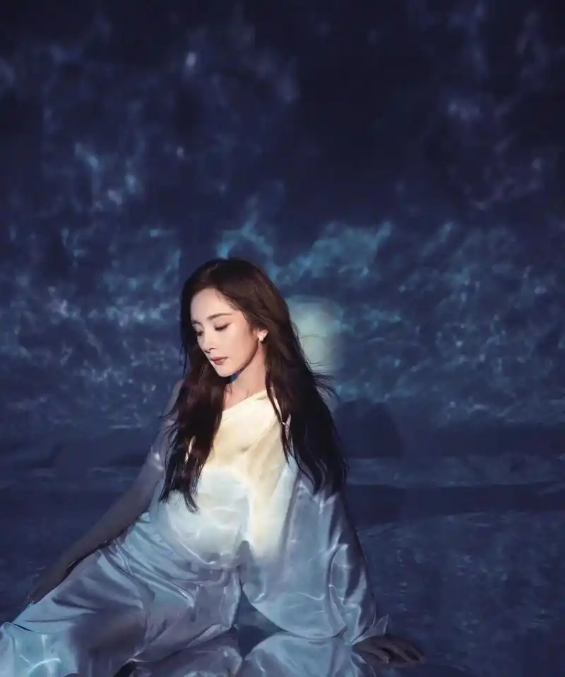 杨幂水波纹大片写真,好美好清透的人鱼公主
