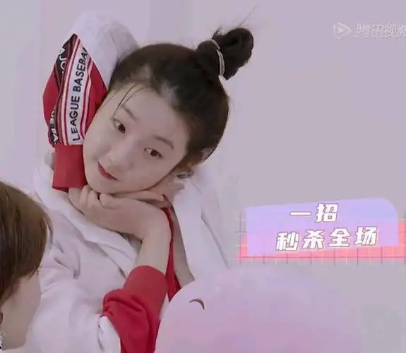 硬糖少女303成员张艺凡笑到模糊表情包