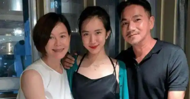 达华年轻的时候在tvb中基本都是出演反派配角,后来娶了上海的妻子卢燕