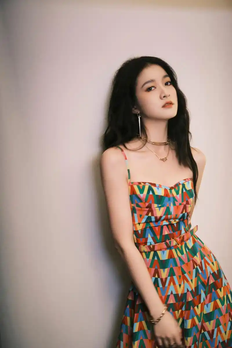 张雪迎写真,一袭吊带花裙,姿态优雅,时尚俏丽