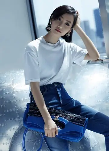 分享一组宋茜最新的时尚大片,白t搭配牛仔裤,清爽中带了点未来感
