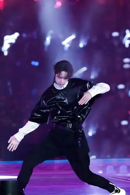 191128腾讯星光大赏舞蹈uniq王一博crlogo