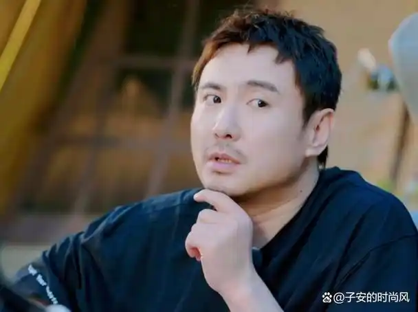 沈腾,一个在娱乐圈中享有极高人气的演员,凭借其独特的喜剧风格和出色