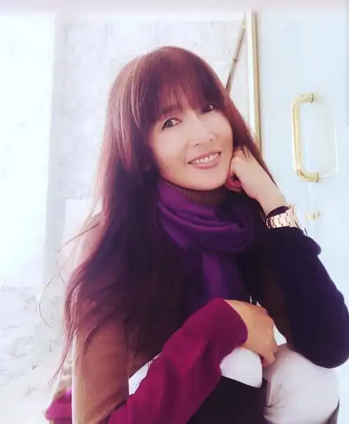 48岁工藤静香晒美照,修图修很大!一伸手瞬间破功