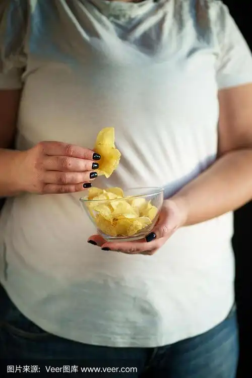 胖女人吃薯片