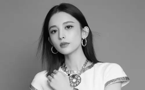 古力娜扎气质黑白照片-美女壁纸-高清美女图片-第3图-娟娟壁纸