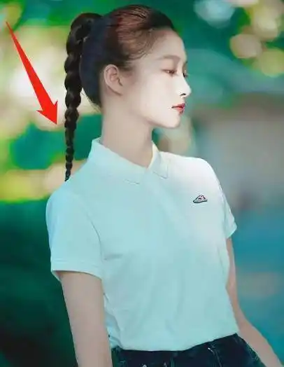 杨紫薄荷绿长裙出镜,清新编发造型,教你"编"出时髦_时尚_发夹_技巧