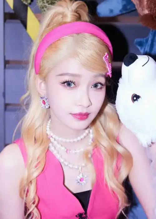 孙怡全新大片极致抢眼完美复刻芭比女孩的灵动与可爱