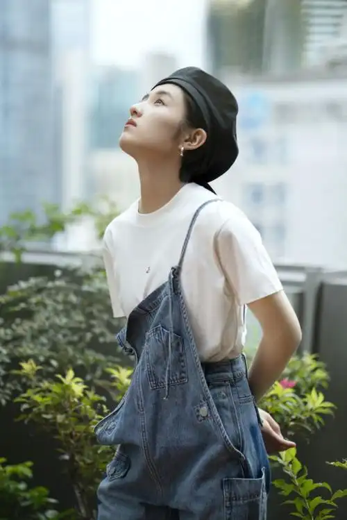 张子枫的少女感实在太强了牛仔背带裤搭配精致贝雷帽俏皮可爱