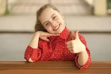 快乐的一天.微笑是我最好的配饰.无忧无虑的女孩.微笑适合她.