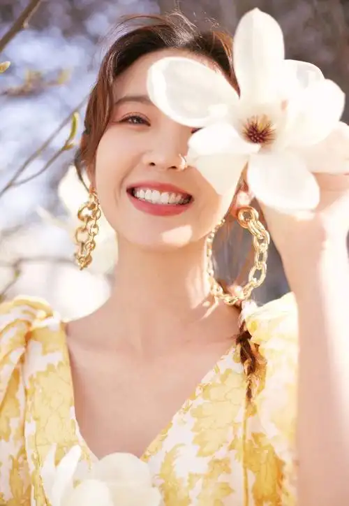 唐艺昕晒踏青美照穿碎花连衣裙扎马尾辫笑容满面略显幸福