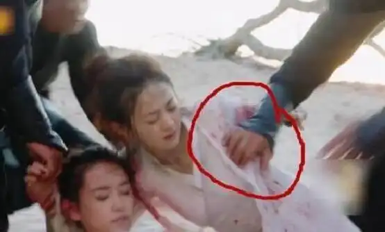 拍戏被趁乱"吃豆腐"的女星!刘亦菲忍了,赵丽颖的怎么忍?