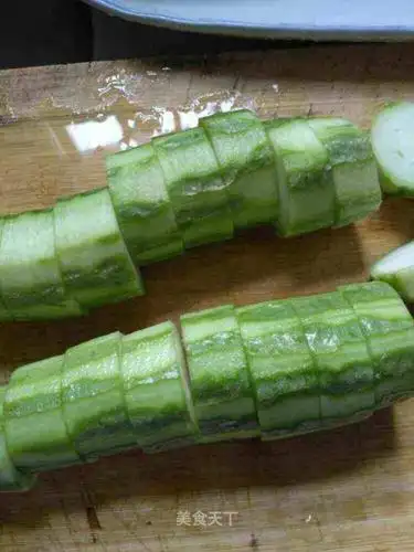 准备一根丝瓜 切段装盘.